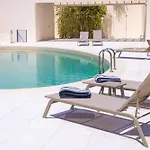 Premium Location 2Br Apt W- Pool, Gym & Balcony 公寓 *