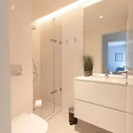 Premium Location 2Br Apt W- Pool, Gym & Balcony *