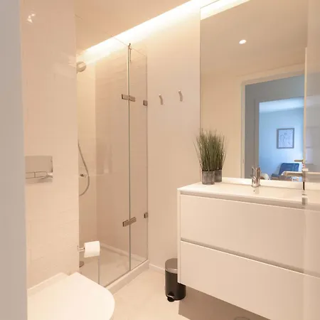 Premium Location 2br W- Pool, Gym & Balcony *